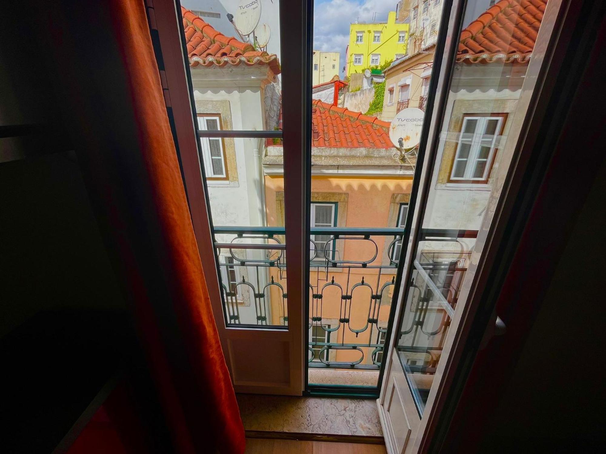 2 Bedroom, 2 Bathroom Apartment - Travessa Da Madalena Lisboa Exteriör bild